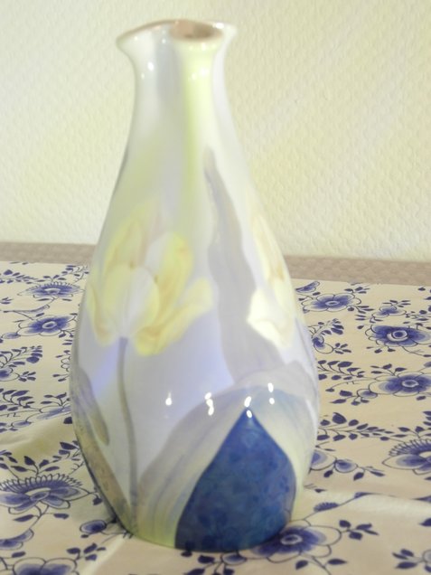 Triangular flower vase
