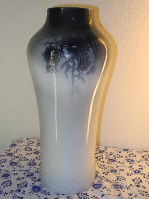 BN - Thistle vase