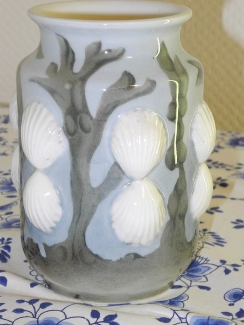 EHL - Vase with shells and seaweed