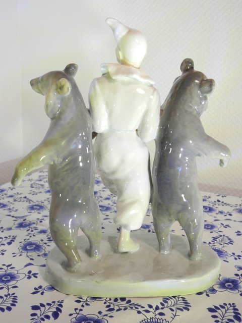 Clown and two dancing bears