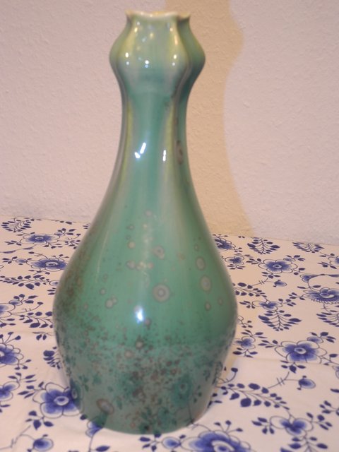 AH - Green crystal glaze vase