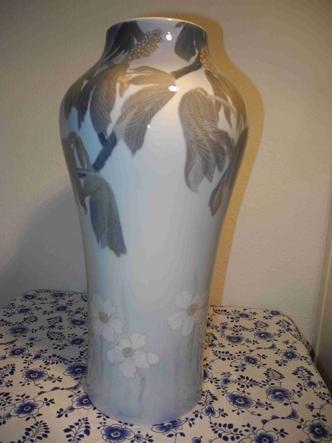 Chestnut and flower Vase