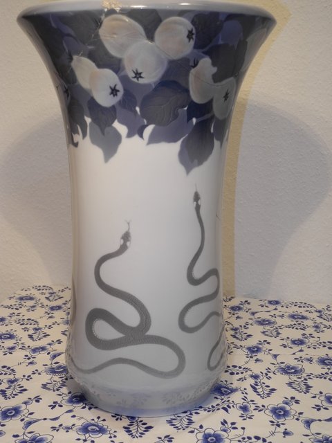 AS - Snakes and Lemon tree vase