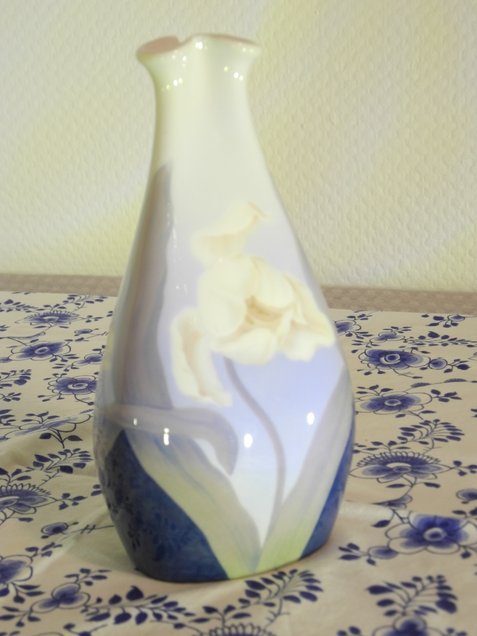 Triangular flower vase
