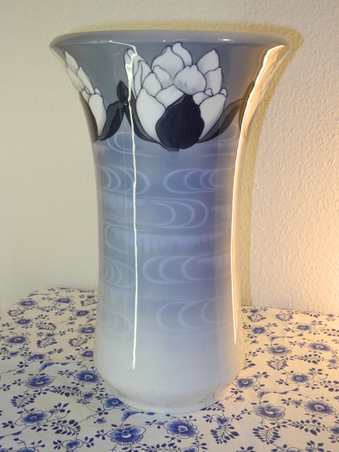 BN - Lotus vase