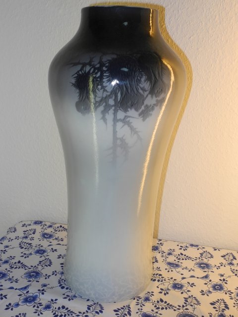 BN - Thistle vase
