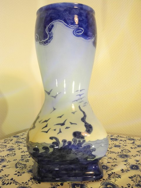 Vase with waves and birds
