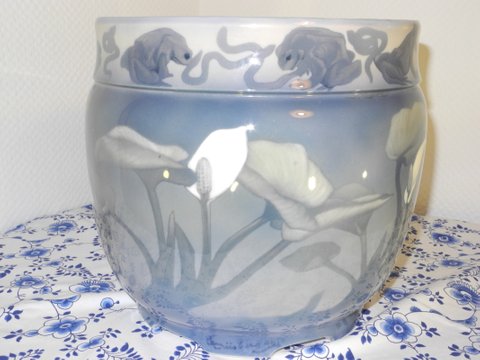 Callae vase with frogs and worms