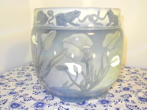 Callae vase with frogs and worms