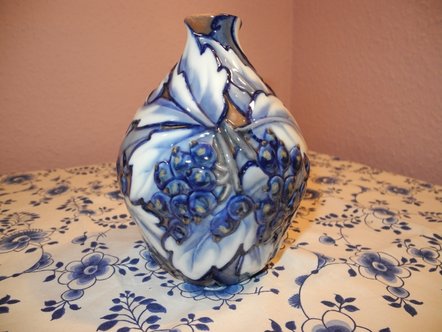 Berry and leaves vase