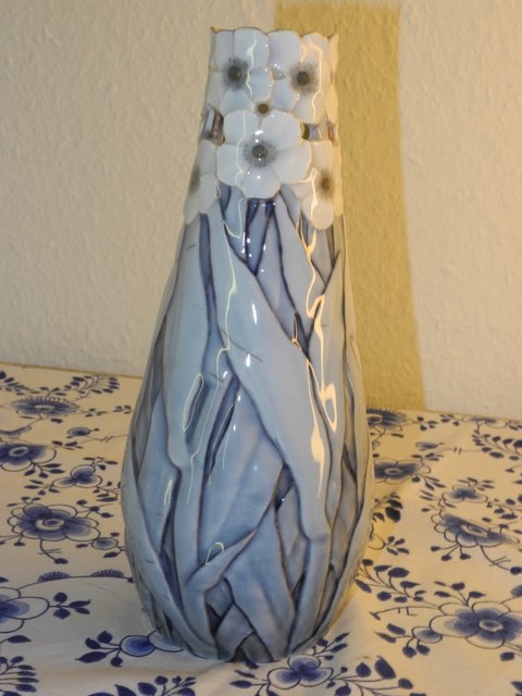FG - Relief flower vase