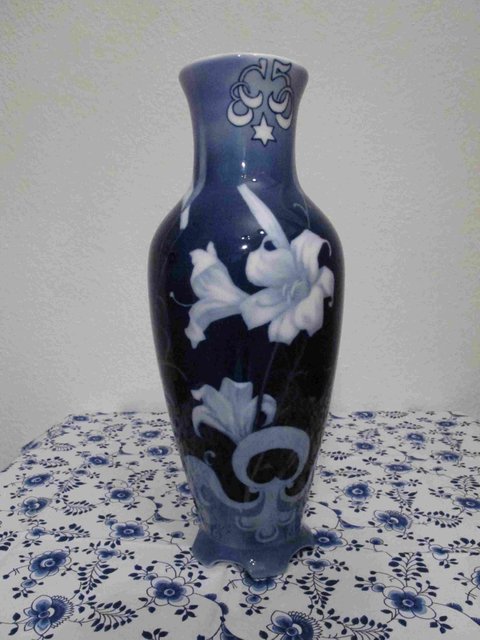 Lilly Anniversary Vase