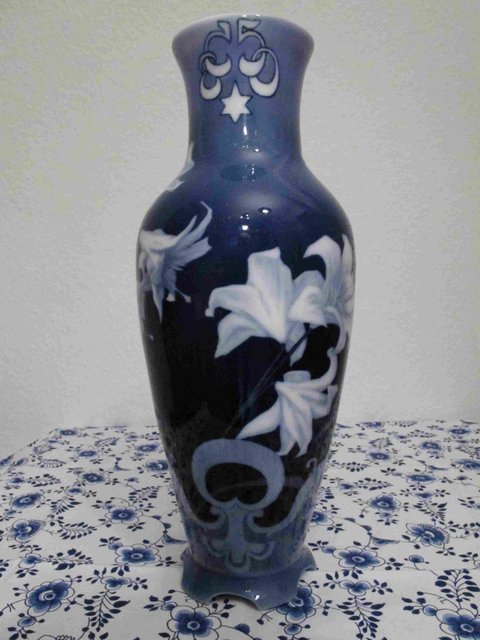 Lilly Anniversary Vase