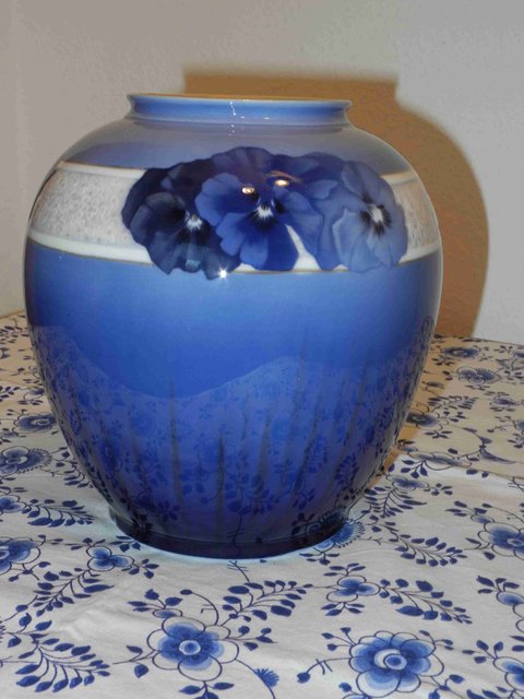 Pansies vase