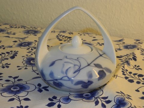 JKo - lidded vase with handle
