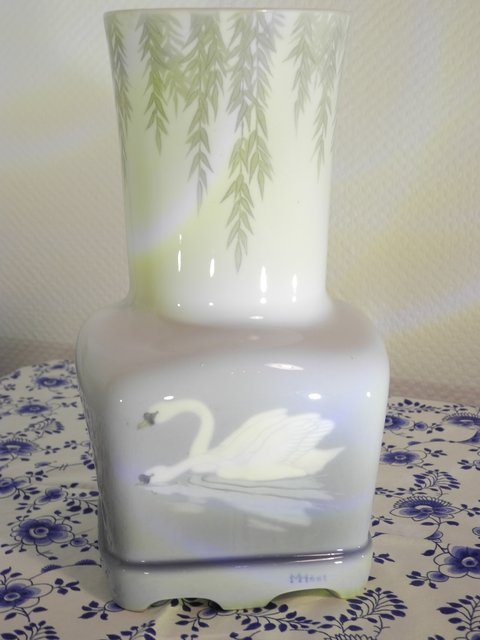 MH - Swan vase