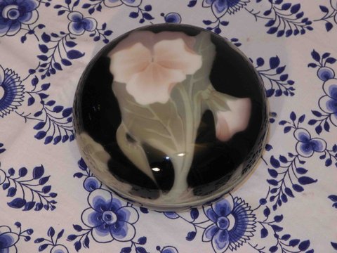 Black lidded bowl
