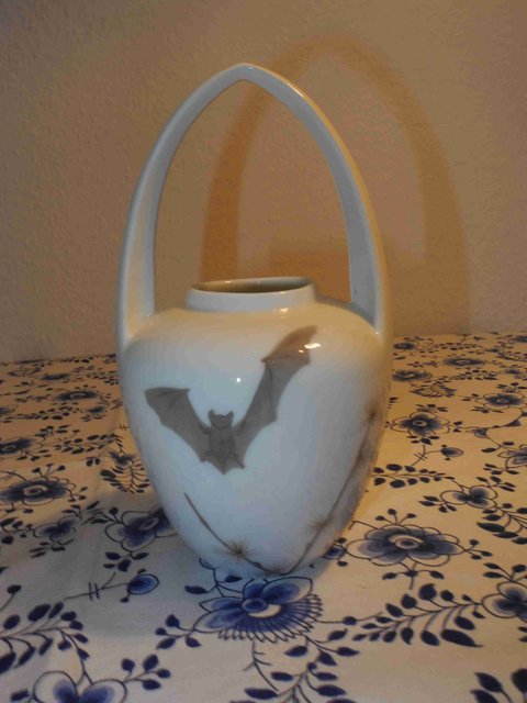 Bat Vase with handle