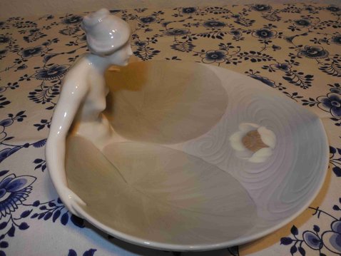 Lady with sea rose dish
