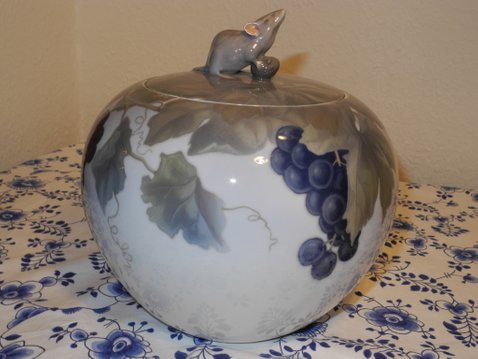 Lidded Bowl with Mouse