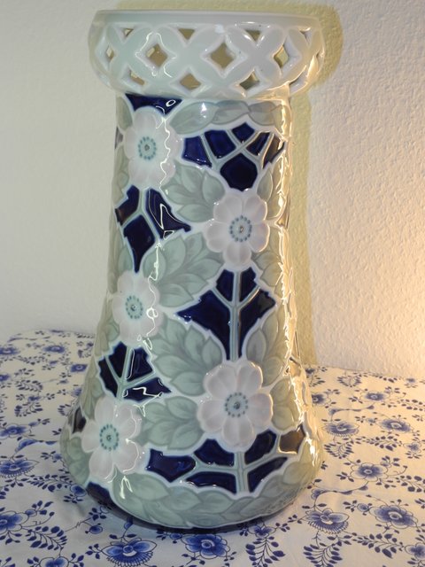 AE - molded flower vase