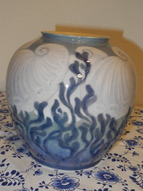 SH - Seaweed and Snail vase