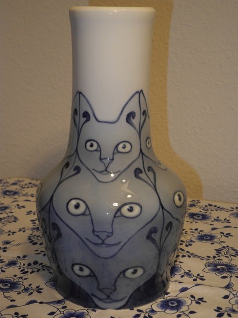 VF - Cat vase